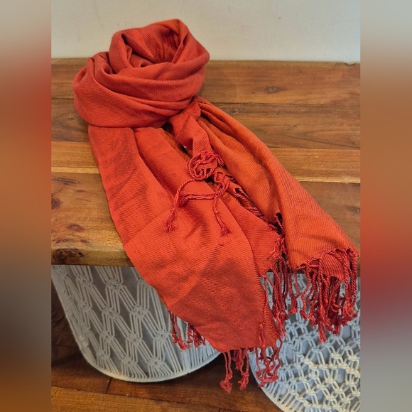 Elegant Tan Woven Bag with Red Scarf - Picture 5 of 5